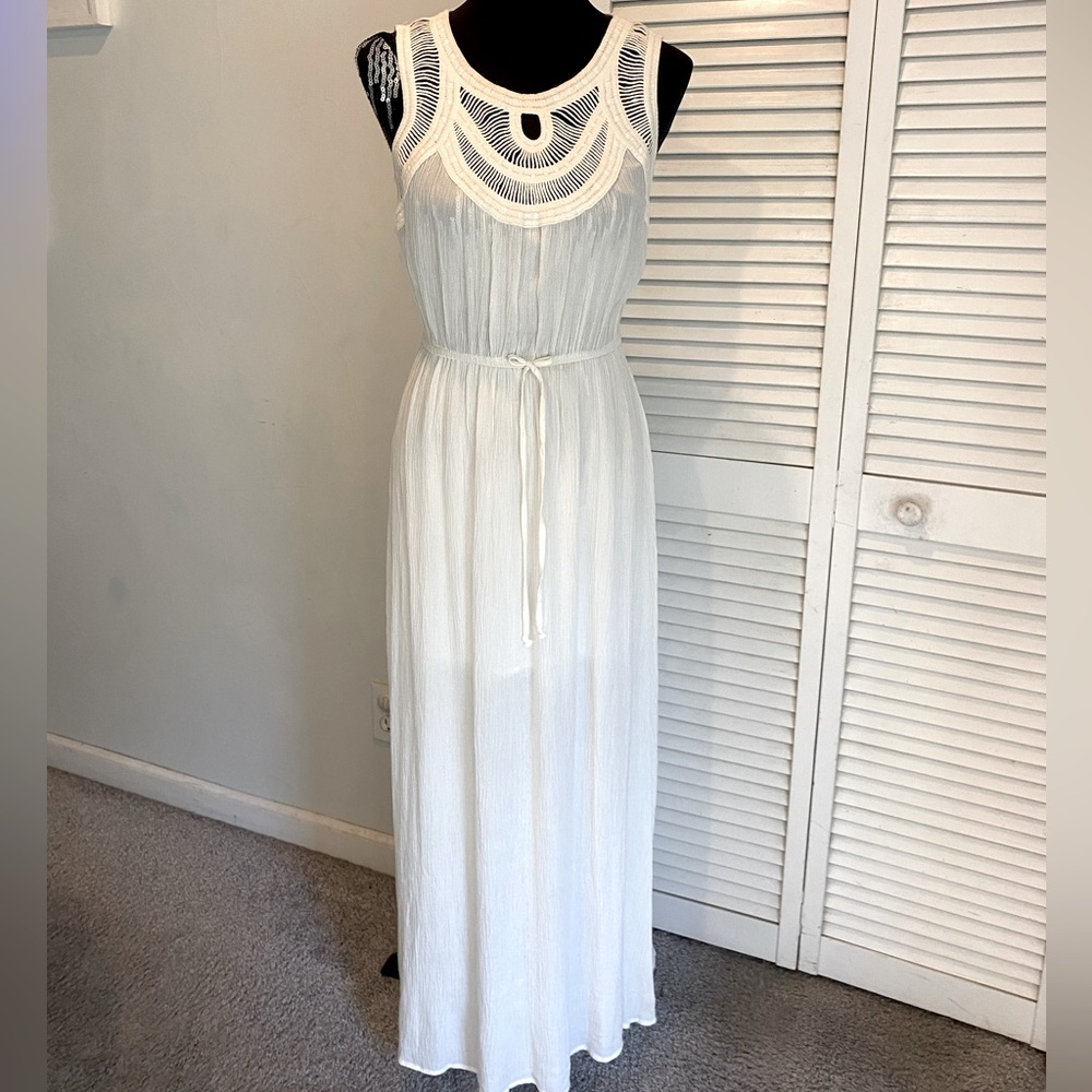 BOBEAU Gorgeous Soft Maxi Dress w/ Elegant Details on Bodice. Pearl Button
